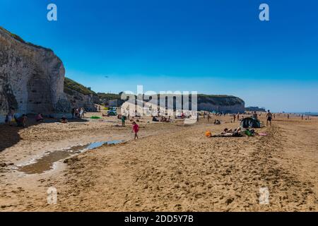 MARGATE, Kent, Regno Unito: 21 maggio 2020: Visitatori della spiaggia di Main Sands di Margate circondata da bianche scogliere durante l'ondata di caldo in Gran Bretagna. Foto Stock