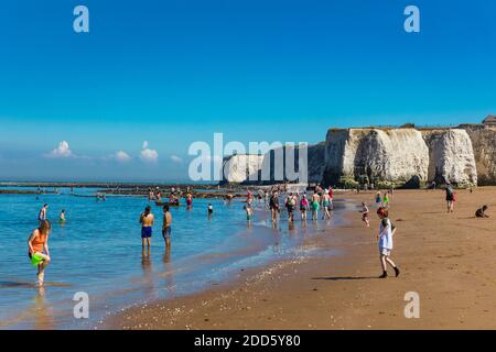 MARGATE, Kent, Regno Unito: 21 maggio 2020: Visitatori della spiaggia di Main Sands di Margate circondata da bianche scogliere durante l'ondata di caldo in Gran Bretagna. Foto Stock