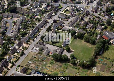 Vista aerea di Aston & Cote C della scuola primaria e e St James Church vicino a Bampton, Oxfordshire, Regno Unito Foto Stock