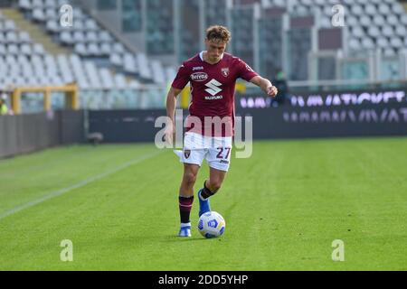 Torino, Italia. 18 ottobre 2020. Mergim Vojvoda (27) di Torino ha visto nella serie UNA partita tra Torino e Cagliari allo Stadio Olimpico di Torino. (Foto: Gonzales Photo - Tommaso Fimiano). Foto Stock