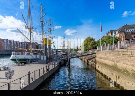 Navi Waterside e appartamenti intelligenti - sulle rive del fiume Weser a Brema, Germania nord-occidentale. Foto Stock