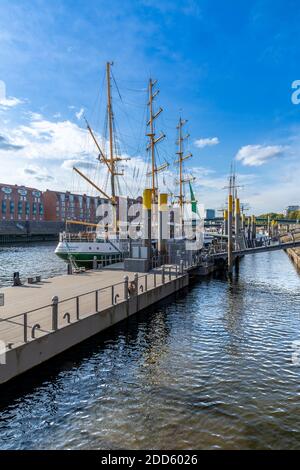 Navi Waterside e appartamenti intelligenti - sulle rive del fiume Weser a Brema, Germania nord-occidentale. Foto Stock