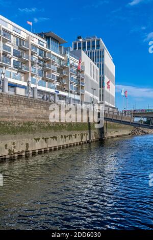 Navi Waterside e appartamenti intelligenti - sulle rive del fiume Weser a Brema, Germania nord-occidentale. Foto Stock