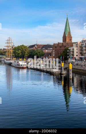 Navi Waterside e appartamenti intelligenti - sulle rive del fiume Weser a Brema, il campanile è la Chiesa di San Martino. Foto Stock