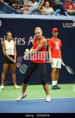 Angelique Curber (GER) durante la giornata dei bambini al 2018 US Open presso il Billie Jean National Tennis Center di New York, USA, il 26 agosto 2018. Foto di Corinne Dubreuil/ABACAPRESS.COM