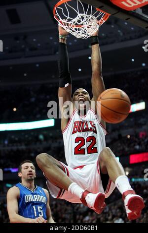 NO FILM, NO VIDEO, NO TV, NO DOCUMENTARIO - Chicago Bulls forward Taj Gibson (22) Dunks davanti a Orlando Magic forward Hedo Turkoglu (15) durante la partita di pallacanestro NBA, Chicago Bulls vs Orlando Magic presso lo United Center di Chicago, Illinois, USA il 28 gennaio 2011. Foto di Chris Sweda/Chicago Tribune/MCT/ABACAPRESS.COM Foto Stock