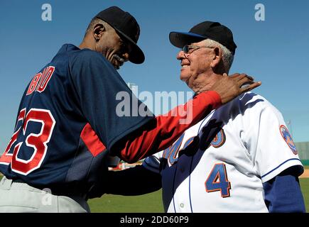 NESSUN FILM, NESSUN VIDEO, NESSUNA TV, NESSUN DOCUMENTARIO - l'ex lanciatore della Boston Red Sox Dennis 'Oil Can' Boyd, a sinistra, saluta l'ex leggenda del baseball cookie Rojas durante la 23esima partita di leggende di baseball Joe DiMaggio allo stadio Fort Lauderdale a Fort Landerdale, Florida, USA il 29 gennaio 2011. Foto di Michael Laughlin/Sun Sentinel/MCT/ABACAPRESS.COM Foto Stock