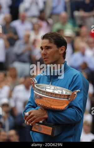 Rafael Nadal, spagnolo, ha vinto il suo 11° Open di Tennis Francese contro il Domenico Thiem austriaco, nello stadio Roland-Garros, Parigi, Francia, il 10 giugno 2018. Foto di Henri Szwarc/ABACAPRESS.COM Foto Stock