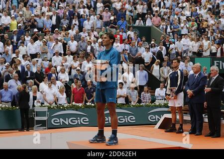 Rafael Nadal, spagnolo, ha vinto il suo 11° Open di Tennis Francese contro il Domenico Thiem austriaco, nello stadio Roland-Garros, Parigi, Francia, il 10 giugno 2018. Foto di Henri Szwarc/ABACAPRESS.COM Foto Stock