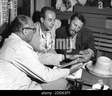 Produttore JOHN HOUSEMAN Direttore VINCENT MINNELLI e KIRK DOUGLAS in costume come Vincent Van Gogh sul luogo stabilito candid dentro Auvers France durante le riprese di LUSSURIA PER LA VITA 1956 regista VINCENT MINNELLI romanzo Irving Stone sceneggiatura Norman Corwin musica Miklos Produttore di Rozsa John Houseman Metro Goldwyn Mayer Foto Stock