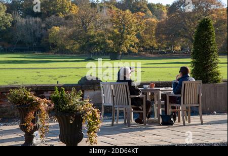New Forest, Hampshire, Inghilterra, Regno Unito. 2020. Coppia con caffè e gustando i colori autunnali della New Forest nel sud dell'Inghilterra, Regno Unito. Foto Stock
