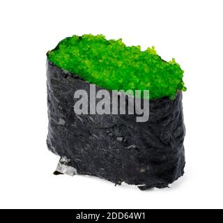 Gunkan di sushi con caviale di tobiko isolato su bianco Foto Stock