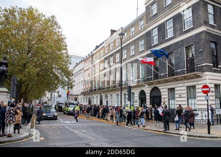 Manifestanti pro-Choice all'Ambasciata Polacca a Londra in mezzo alla rabbia pubblica su una sentenza che vieta quasi tutti gli aborti nel paese caratterizzato: Atmosfera dove: Londra, Regno Unito quando: 24 Ott 2020 credito: Phil Lewis/WENN Foto Stock