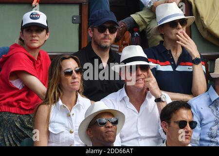 Marion Cotillard e Guillaume Canet, attore Hugh Grant e sua moglie Anna Elisabet Eberstein partecipano alla finale maschile del 2018 French Open - Day Fithteen a Roland Garros il 10 giugno 2018 a Parigi, Francia. Foto di Laurent Zabulon/ABACAPRESS.COM Foto Stock