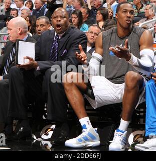 NO FILM, NO VIDEO, NO TV, NO DOCUMENTARIO - l'assistente di Orlando Magic Patrick Ewing, formalmente dei New York Knicks, urla al ufficiale dalla panchina durante la partita di pallacanestro NBA, New York Knicks vs Orlando Magic all'Amway Center di Orlando, FL, USA il 1 marzo 2011. La magia sconfisse i Knicks, 116-110. Foto di Gary W. Green/Orlando Sentinel/MCT/ABACAPRESS.COM Foto Stock