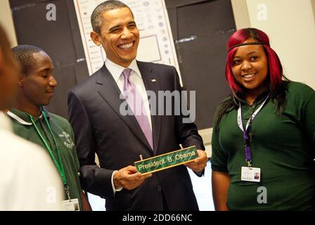 NESSUN FILM, NESSUN VIDEO, NESSUNA TV, NESSUN DOCUMENTARIO - il presidente Barack Obama tiene orgogliosamente un piatto di nome per la sua scrivania che uno studente ha fatto per lui alla Miami Central High School a Miami, Florida, venerdì 4 marzo 2011. Accanto a lui si trova studente, Holland Esther, classe di 2010. Foto di Emily Michot/Miami Herald/MCT/ABACAPRESS.COM Foto Stock