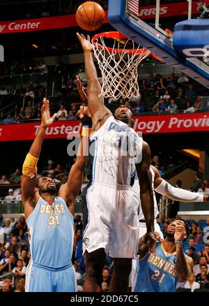 NO FILM, NO VIDEO, NO TV, NO DOCUMENTARIO - Orlando Magic Forward Brandon Bass (30) salta per un rimbalzo sul Denver Nuggets Center Nene (31) e Forward Wilson Chandler (21) durante una partita di basket NBA, Denver Nuggets vs Orlando Magic in azione presso l'Amway Center di Orlando, FL il 18 marzo 2011. La magia sconfisse i Nuggets, 85-82. Foto di Stephen M. Dowell/Orlando Sentinel/MCT/ABACAPRESS.COM Foto Stock