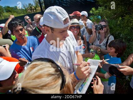 NESSUN FILM, NESSUN VIDEO, NESSUNA TV, NESSUN DOCUMENTARIO - Andy Roddick firma autografi dopo la pratica al torneo Sony Ericsson, a Key Biscayne, FL, USA il 23 marzo 2011. Foto di Patrick Farrell/Miami Herald/MCT/ABACAPRESS.COM Foto Stock