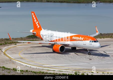 Corfù, Grecia - 19 settembre 2020: Aereo A320neo easyJet Airbus all'aeroporto di Corfù in Grecia. Airbus è un produttore europeo di aeromobili con sede in a. Foto Stock