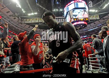 NESSUN FILM, NESSUN VIDEO, NESSUNA TV, NESSUN DOCUMENTARIO: Il 15 maggio 2011 LeBron James di Miami Heat lascia la corte alla fine del gioco 1 delle finali della conferenza orientale di pallacanestro dell'NBA allo United Center di Chicago, Illinois, USA. I Chicago Bulls sconfissero il Miami Heat, 103-82. Foto di Scott Strazzante/Chigo Tribune/MCT/ABACAPRESS.COM Foto Stock