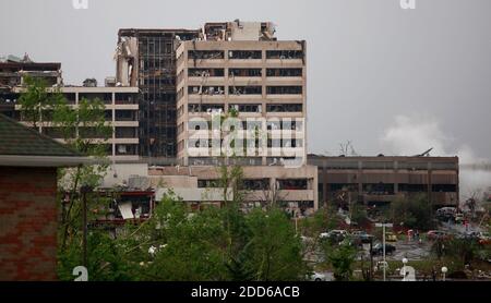 NO FILM, NO VIDEO, NO TV, NO DOCUMENTARIO - l'ospedale di San Giuseppe a Joplin, Missouri, è stato colpito da un tornado domenica 22 maggio 2011. Foto di Jaime Green/Wichita Eagle/MCT/ABACAPRESS.COM Foto Stock