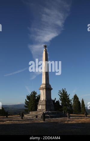 Obelisco memoriale alla Battaglia di Busaco (Bussaco) (Bucaco), una battaglia di epoca napoleonica combattuta nel 1810 nei pressi di Luso, Portogallo. Foto Stock