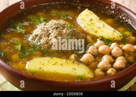 Zuppa azerbaigiana da polpette di agnello ceci e patate primo piano in un piatto sul tavolo. Orizzontale Foto Stock