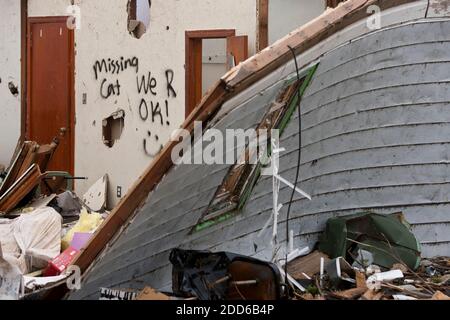 NO FILM, NO VIDEO, NO TV, NO DOCUMENTARIO - UN segno spray-painted su una casa a Joplin, Missouri, racconta squadre di ricerca e salvataggio gli occupanti umani sono stati inferiti ma il loro gatto è stato mancante martedì 24 maggio 2011, A seguito della devastazione causata da un tornado che ha attraversato la sezione centrale della città la domenica sera. Foto di David Eulitt/Kansas City Star/MCT/ABACAPRESS.COM Foto Stock