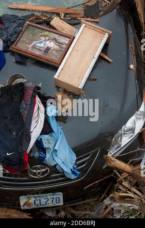 NO FILM, NO VIDEO, NO TV, NO DOCUMENTARIO - UNA foto di famiglia recuperata dalla casa di Jud Fisher a Joplin, Missouri, stese sul cappuccio di un'auto nel loro vialetto di strada mercoledì 25 maggio 2011, A seguito della devastazione causata da un tornado che ha attraversato la sezione centrale della città la domenica. Foto di David Eulitt/Kansas City Star/MCT/ABACAPRESS.COM Foto Stock