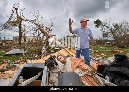 NO FILM, NO VIDEO, NO TV, NO DOCUMENTARIO - Thane Snider lavora nel cortile della sua casa d'infanzia a Joplin, Missouri, mercoledì 25 maggio 2011, a seguito della devastazione causata da un tornado che ha attraversato la sezione centrale della città la domenica sera. Una statua di San Pietro si stese tra le macerie mentre Snider cerca strumenti di potenza per aiutare nella pulizia. Foto di David Eulitt/Kansas City Star/MCT/ABACAPRESS.COM Foto Stock