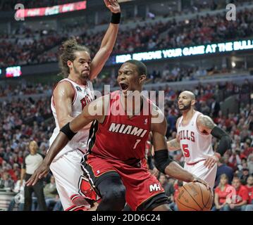 NESSUN FILM, NESSUN VIDEO, NESSUNA TV, NESSUN DOCUMENTARIO - Chris Bosh di Miami Heat (1) reagisce alla pressione difensiva di Joakim Noah dei Chicago Bulls nel primo trimestre in Game 5 delle finali della NBA Basketball Eastern Conference, Miami Heat vs Chicago Bulls allo United Center di Chicago, Illinois, USA il 26 maggio 2011. Foto di al Diaz/Miami Herald/MCT/ABACAPRESS.COM Foto Stock