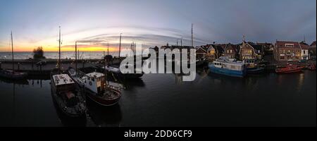 Faro di Urk con porto antico al tramonto, Urk è un piccolo villaggio vicino al lago Ijsselmeer nella zona olandese Flevoland. spiaggia e porto di Urk Foto Stock