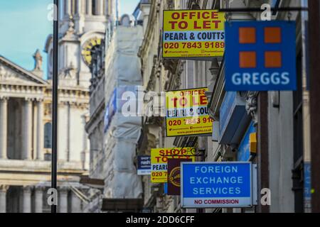 Londra, Regno Unito. 24 Nov 2020. Uffici e negozi per lasciare segni in città accanto a greggs, uno dei relativi successi di blocco. La gente è ancora fuori nel centro di londra, nonostante il nuovo blocco che è ora in vigore. Le luci di Natale sono accese ma i negozi sono chiusi. Molte persone indossano maschere, anche all'esterno. Credit: Guy Bell/Alamy Live News Foto Stock