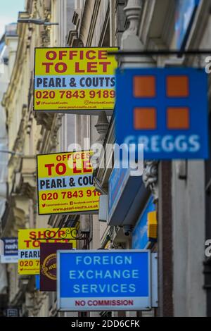 Londra, Regno Unito. 24 Nov 2020. Uffici e negozi per lasciare segni in città accanto a greggs, uno dei relativi successi di blocco. La gente è ancora fuori nel centro di londra, nonostante il nuovo blocco che è ora in vigore. Le luci di Natale sono accese ma i negozi sono chiusi. Molte persone indossano maschere, anche all'esterno. Credit: Guy Bell/Alamy Live News Foto Stock