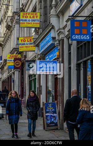 Londra, Regno Unito. 24 Nov 2020. Uffici e negozi per lasciare segni in città accanto a greggs, uno dei relativi successi di blocco. La gente è ancora fuori nel centro di londra, nonostante il nuovo blocco che è ora in vigore. Le luci di Natale sono accese ma i negozi sono chiusi. Molte persone indossano maschere, anche all'esterno. Credit: Guy Bell/Alamy Live News Foto Stock