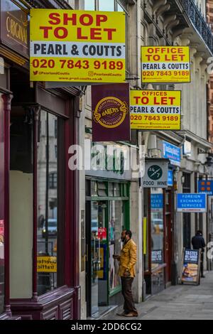 Londra, Regno Unito. 24 Nov 2020. Uffici e negozi per lasciare segni in città accanto a greggs, uno dei relativi successi di blocco. La gente è ancora fuori nel centro di londra, nonostante il nuovo blocco che è ora in vigore. Le luci di Natale sono accese ma i negozi sono chiusi. Molte persone indossano maschere, anche all'esterno. Credit: Guy Bell/Alamy Live News Foto Stock