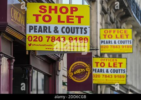 Londra, Regno Unito. 24 Nov 2020. Uffici e negozi per lasciare cartelli in città. La gente è ancora fuori nel centro di londra, nonostante il nuovo blocco che è ora in vigore. Le luci di Natale sono accese ma i negozi sono chiusi. Molte persone indossano maschere, anche all'esterno. Credit: Guy Bell/Alamy Live News Foto Stock