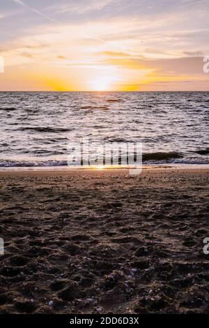 Faro di Urk con porto antico al tramonto, Urk è un piccolo villaggio vicino al lago Ijsselmeer nella zona olandese Flevoland. spiaggia e porto di Urk Foto Stock