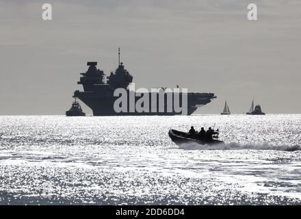 Un'imbarcazione della polizia del Ministero della Difesa attende per accompagnare la REGINA ELISABETTA nel porto. La portaerei sta tornando da esercizi nel Mare del Nord Foto Stock