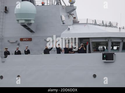Alti funzionari del costruttore navale BAE Systems e del Royal Navy onda a bene-wishers come HMS SPEY arriva a ITS porta base per la prima volta Foto Stock