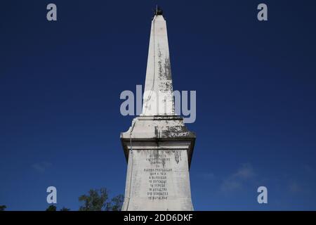 Obelisco memoriale alla Battaglia di Busaco (Bussaco) (Bucaco), una battaglia di epoca napoleonica combattuta nel 1810 nei pressi di Luso, Portogallo. Foto Stock