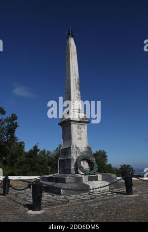 Obelisco memoriale alla Battaglia di Busaco (Bussaco) (Bucaco), una battaglia di epoca napoleonica combattuta nel 1810 nei pressi di Luso, Portogallo. Foto Stock