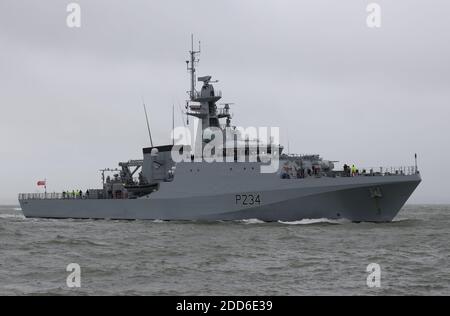 La più recente nave da guerra della Royal Navy HMS SPEY arriva a ITS Porto di base di Portsmouth per la prima volta Foto Stock