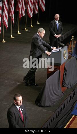 NESSUN FILM, NESSUN VIDEO, NESSUNA TV, NESSUN DOCUMENTARIO - il presidente Bush cammina sul palco per parlare della guerra al terrorismo in un hotel di Washington venerdì 29 settembre 2006. Bush può contare sul Congresso per il tipo di tribunali militari che vuole, anche se la Casa Bianca probabilmente dovrà attendere una sessione di zoppo dopo le elezioni per ottenere l'autorizzazione per wiretaps senza garanzia. Foto di Chuck Kennedy/MCT/ABACAPRESS.COM Foto Stock