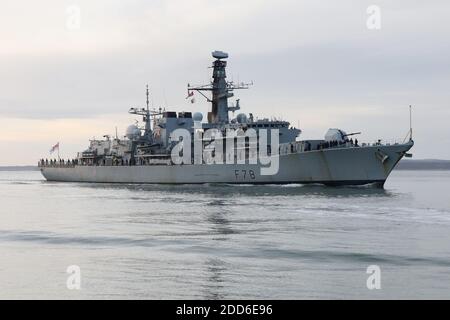 La fregata HMS KENT entrare nel porto all'alba Foto Stock