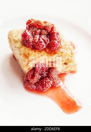 Torta di noce stratificata con marmellata di fragole selvatiche, fuoco selettivo Foto Stock