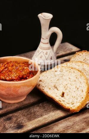 Pasto tradizionale macedone - ajvar servito con pane e rakija Foto Stock