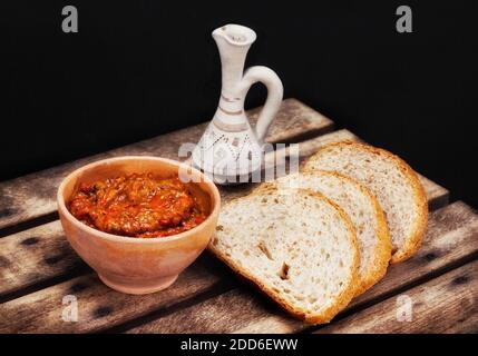 Pasto tradizionale macedone - ajvar servito con pane e rakija Foto Stock