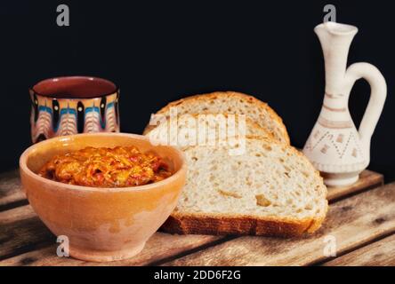 Pasto tradizionale macedone - ajvar servito con pane e rakija Foto Stock