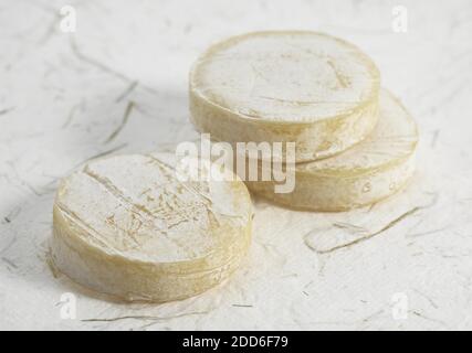 Formaggio francese chiamato Rocamadour, formaggio prodotto con latte di capra Foto Stock